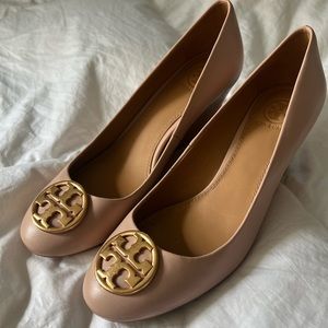 Tory Burch Women's Chelsea 65MM
Nappa Leather Wedge Heel Goan Sand
45899 927